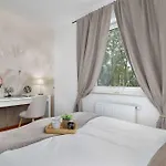 Modern With Desk And Balcony By Renters Appartamento *