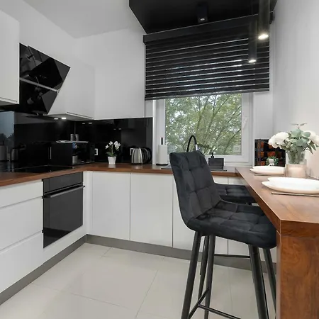 Modern With Desk And Balcony By Renters Kraków