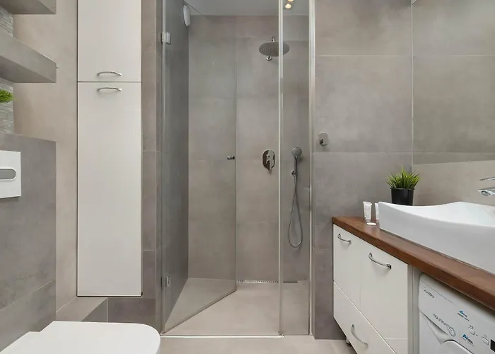 Apartment Modern With Desk And Balcony By Renters *