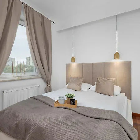 Апартаменты Modern With Desk And Balcony By Renters *
