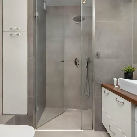 Апартаменты Modern With Desk And Balcony By Renters *