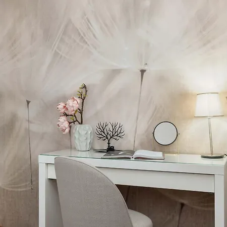 Modern With Desk And Balcony By Renters Апартаменты